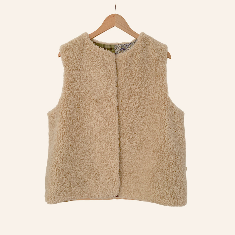 Gilet-sansmanches-VL-12-moumoute-face-thiane Gilet sans manches en moumoute doublé patchwork thiane
